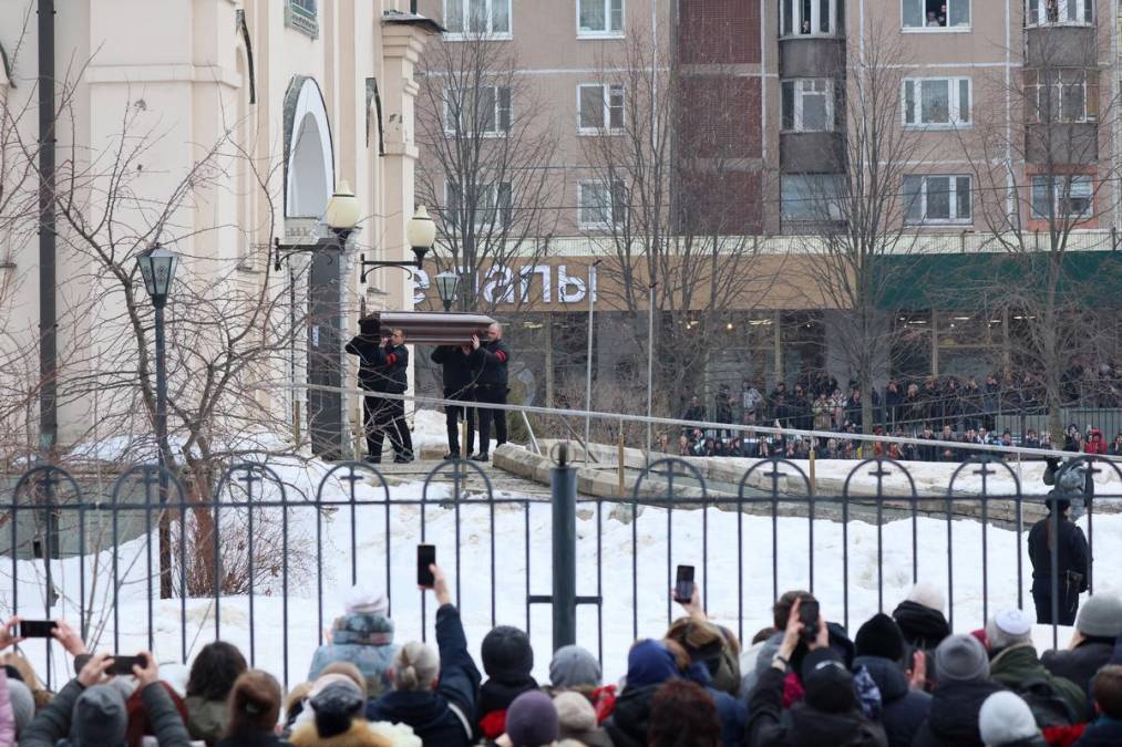 Miles asisten al funeral de Navalny en Moscú entre temores de arrestos