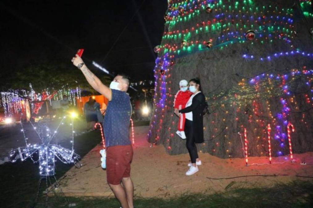 Color y luces alegran Villa Navideña del Campo Parada Marte en la capital (FOTOS)