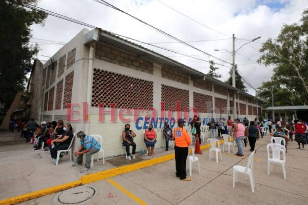 FOTOS: Tercer día consecutivo de inmensas filas por jornada de vacunación en la capital