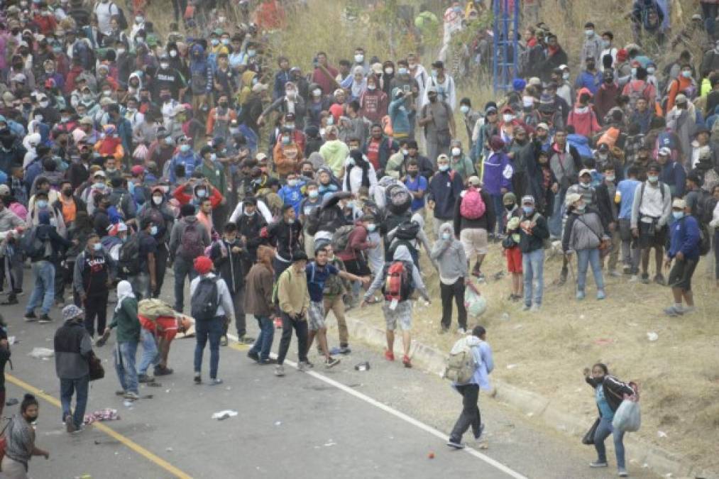 Empujones, golpes y gas lacrimógeno: Así fue la represión a la caravana migrante en Guatemala