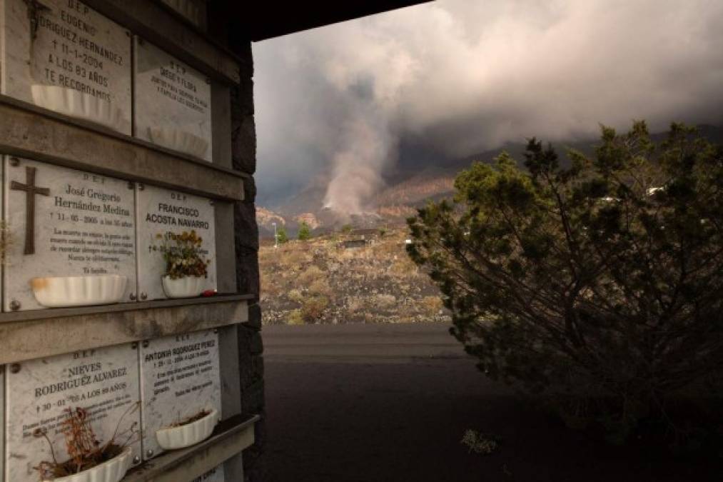 Evacuaciones y un cementerio por desaparecer: Sigue la odisea por erupción en España