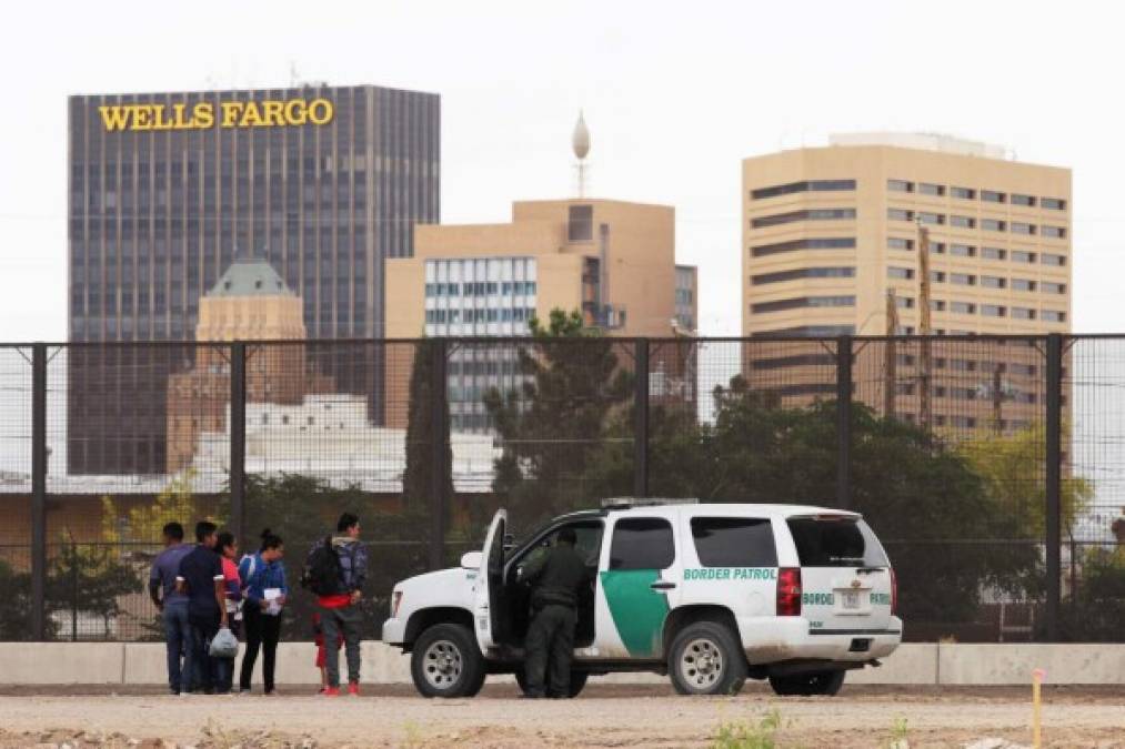 FOTOS: El dolor de los migrantes varados en la frontera para solicitar asilo en Estados Unidos