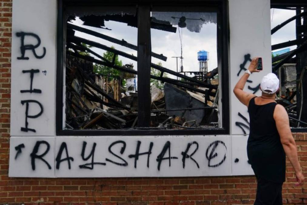 Caos, ira y destrucción en Atlanta por muerte de otro afroamericano a manos de la policía (FOTOS)