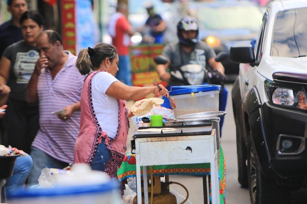 Vendedores ponen color y sabor en las horas previas al Honduras - Granada
