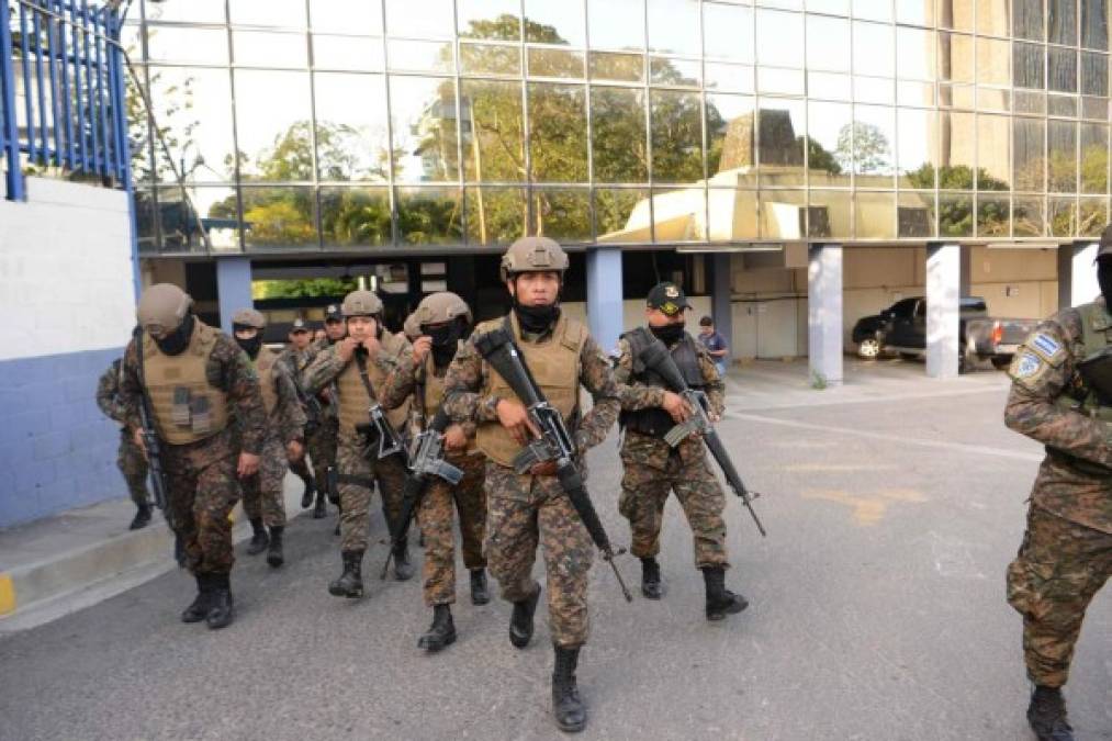 FOTOS: Con el Congreso militarizado, Bukele llama a la 'insurrección' por un préstamo