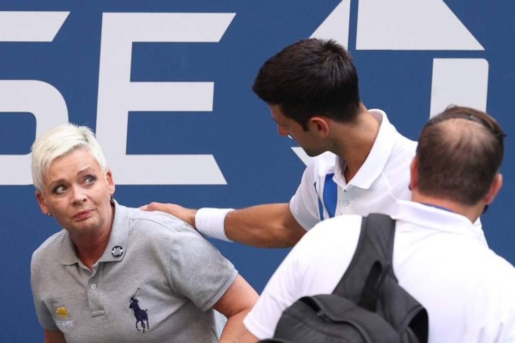 El momento en que Djokovic fue descalificado tras pelotazo contra jueza (FOTOS)