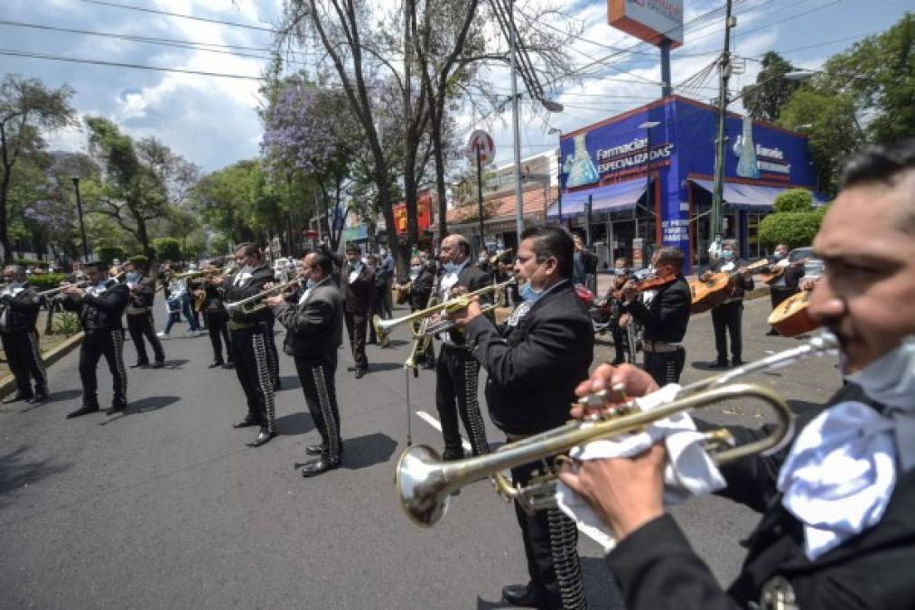 FOTOS: Mariachis animan a pacientes con Covid-19 frente a hospital en México