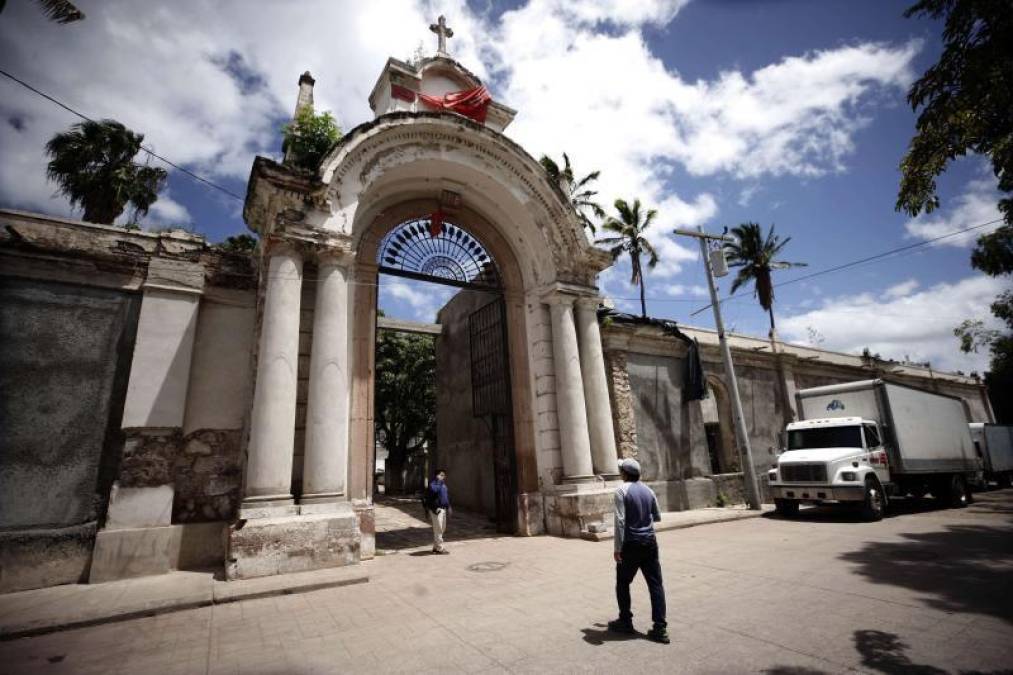 Para robar placas, cruces y hasta joyas: la eterna profanación de tumbas en Cementerio General de Tegucigalpa