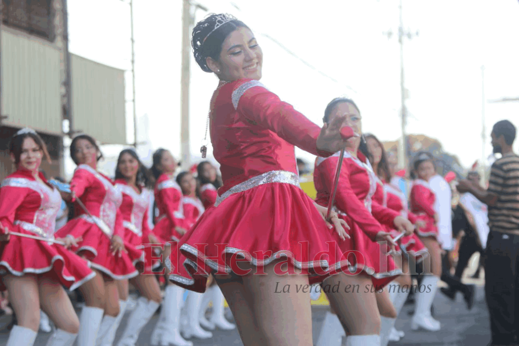 FOTOS: Hermosas palillonas resaltan en la capital desde tempranas horas