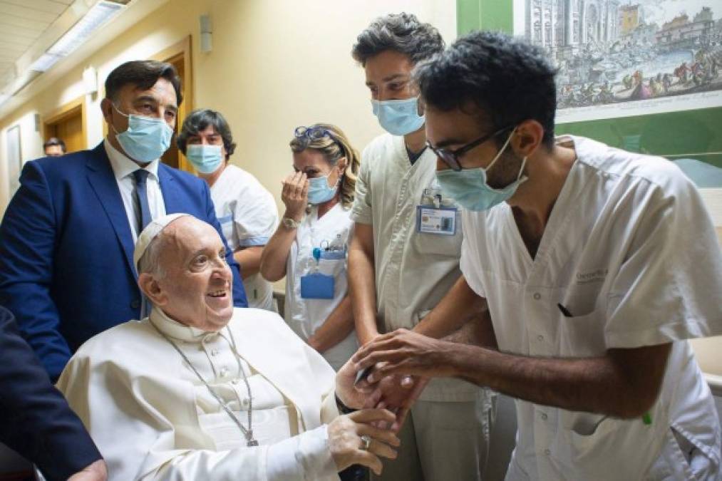 El papa Francisco visita a los demás pacientes mientras se recupera en el hospital