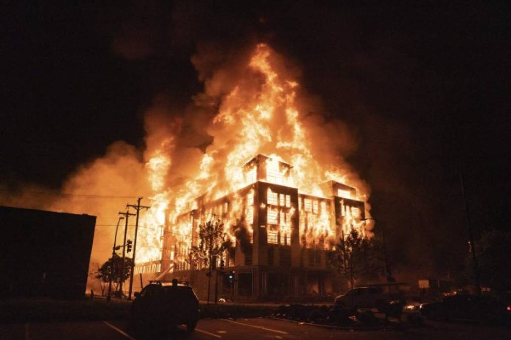 Fuertes manifestaciones en Minneapolis dejan un muerto y varios edificios en llamas (FOTOS)  