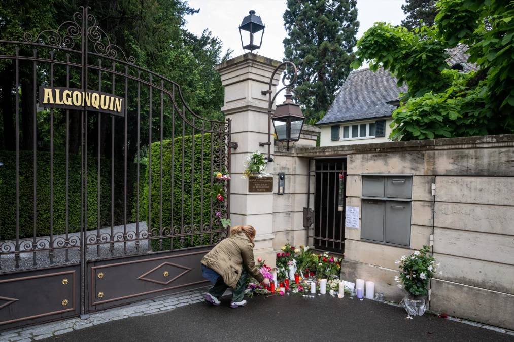 Fanáticos de Tina Turner dejan flores y velas frente a su casa en Suiza