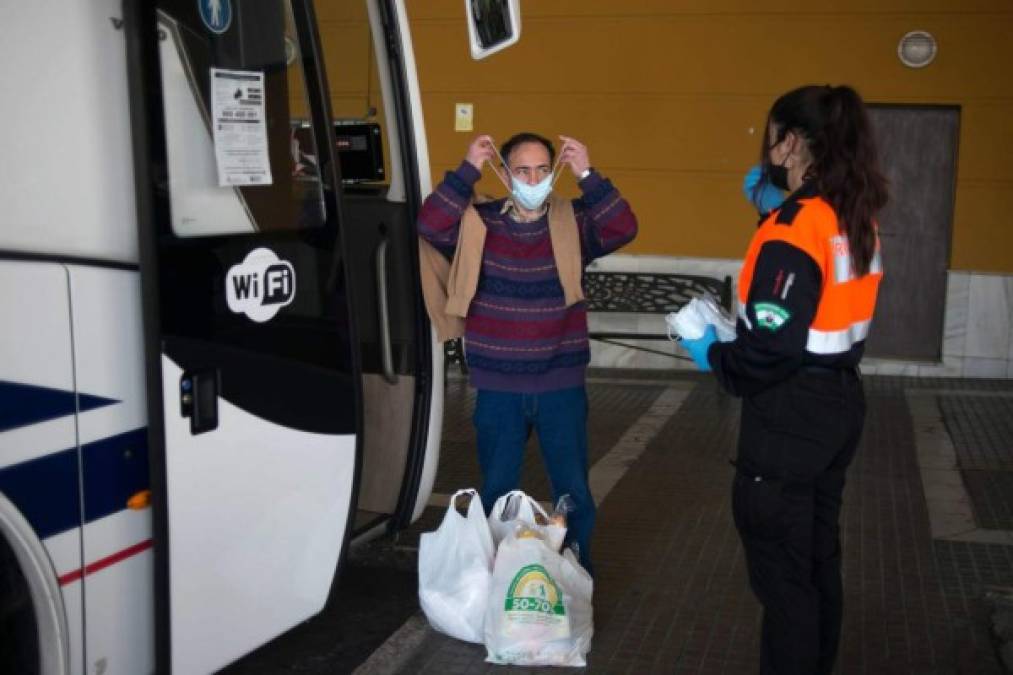 FOTOS: Con cautela, España retoma labores por baja en muertes de Covid-19