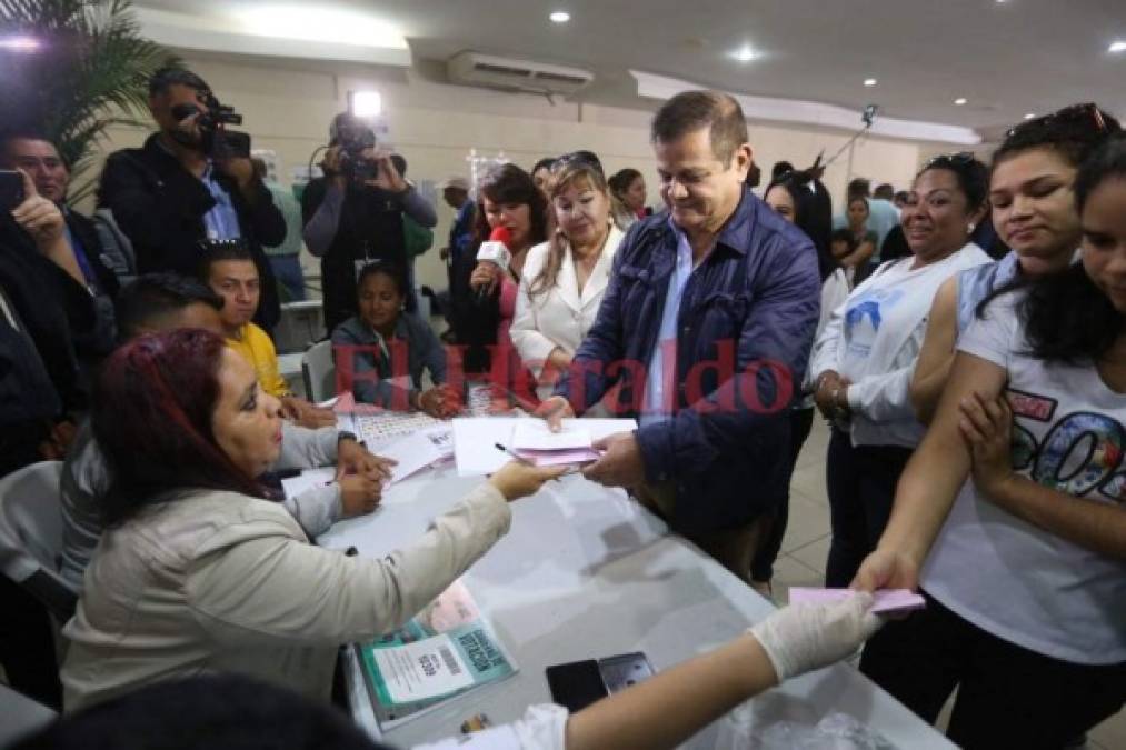 FOTOS: Así votaron las figuras políticas en distintos puntos de Honduras