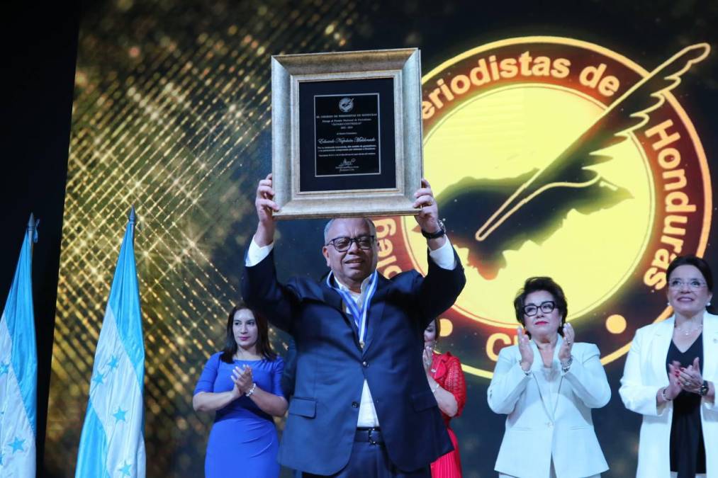 Así fue galardonado el periodista Eduardo Maldonado con el premio Álvaro Contreras