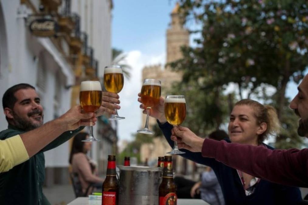 Sol, cerveza y terrazas: España celebra la cautelosa vuelta a la vida