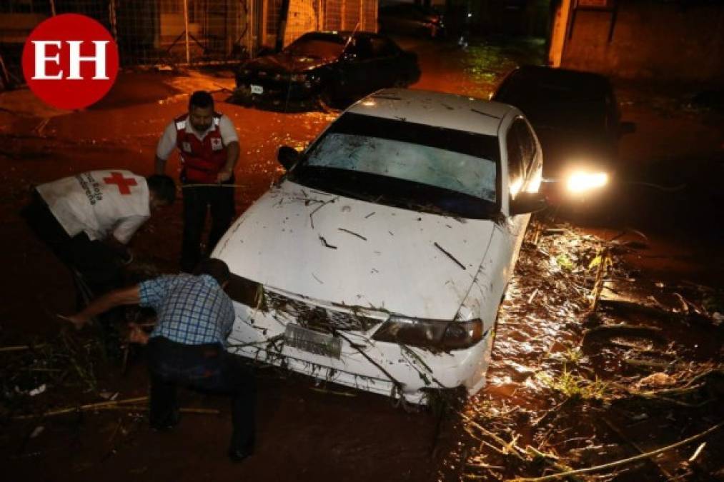 FOTOS: Vehículos arrastrados por la corriente, hoyos y calles inundadas, los estragos de las lluvias en Honduras