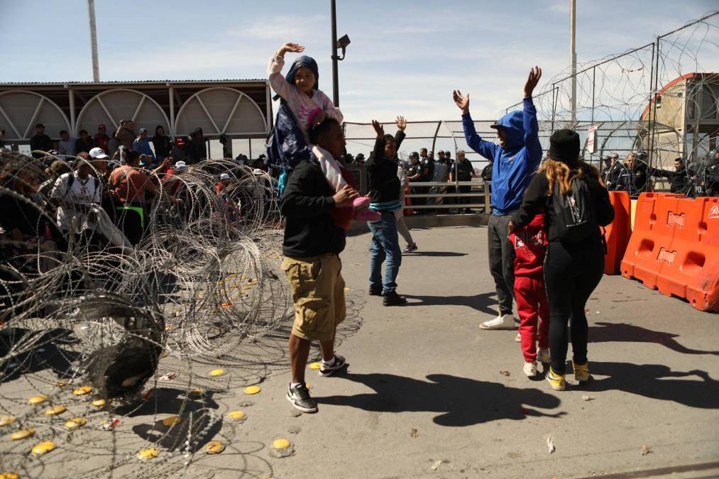 Desesperados por asilo, migrantes se enfrentan en la frontera sur de Estados Unidos