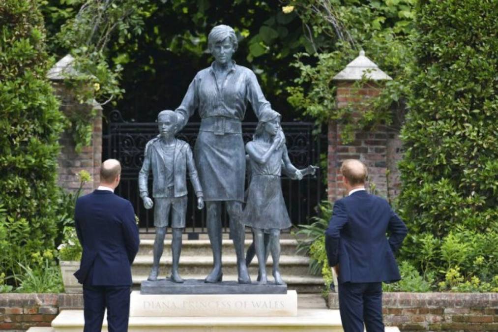 Así es la estatua de Lady Di develada en honor a su 60 aniversario (FOTOS)