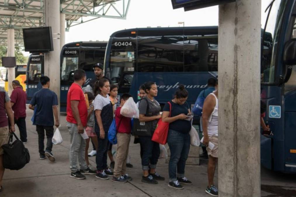 FOTOS: Hondureños son dejados en una estación de buses en Texas tras ser liberados  