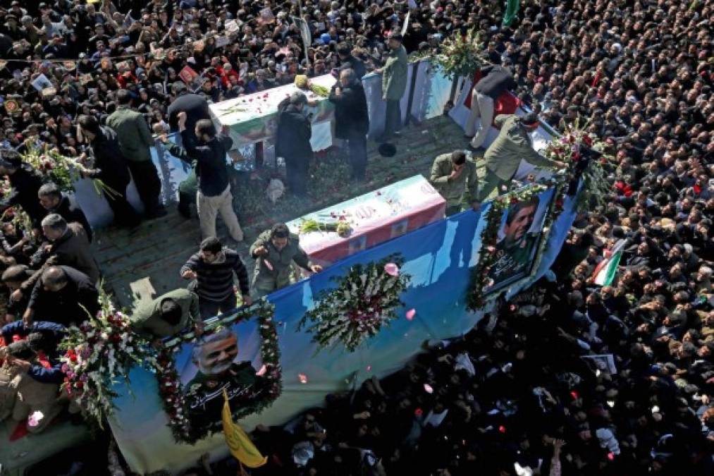 Las imágenes de la mortal estampida en entierro de Soleimani