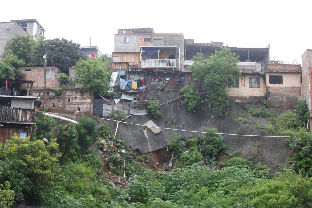 Zozobra, dolor y evacuaciones: el ambiente tras derrumbes en la colonia La Esperanza de la capital