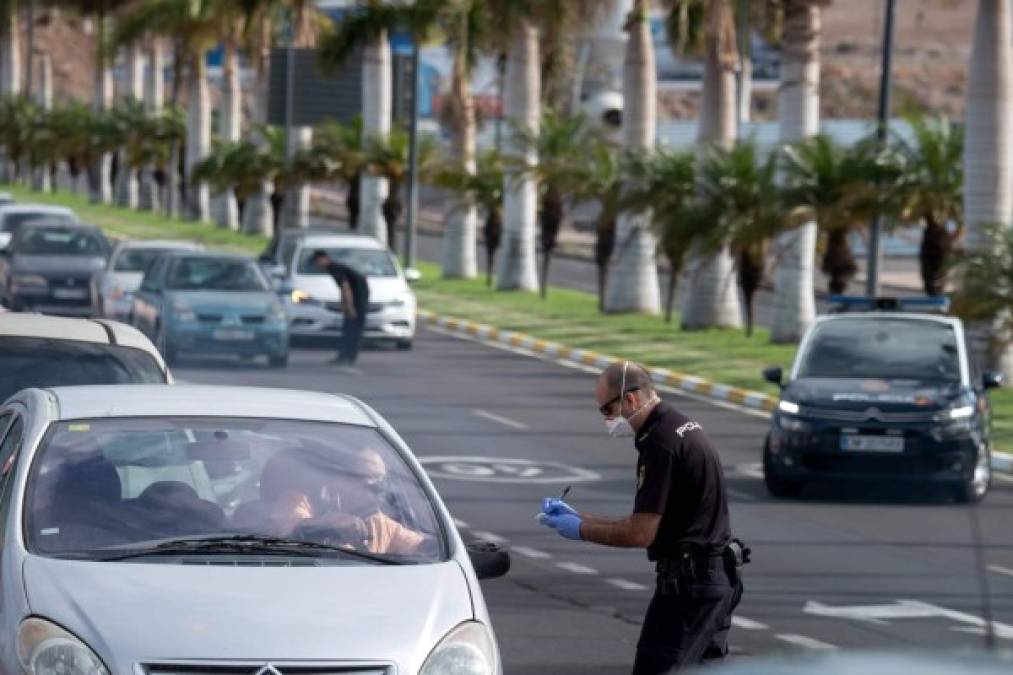 FOTOS: Con cautela, España retoma labores por baja en muertes de Covid-19