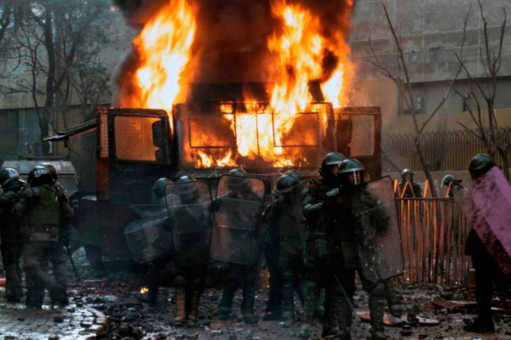 Las imágenes de las tensas y violentas protestas en Chile contra Piñera