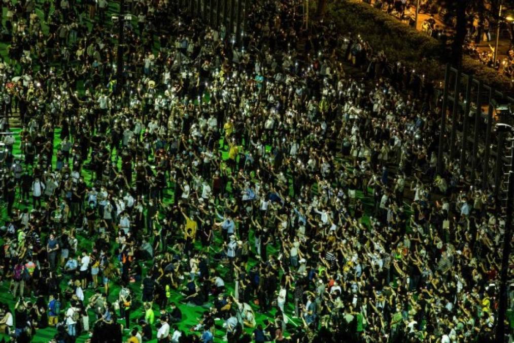 Con velas y en silencio, Hong Kong sale a las calles para recordar la masacre de Tiananmen  