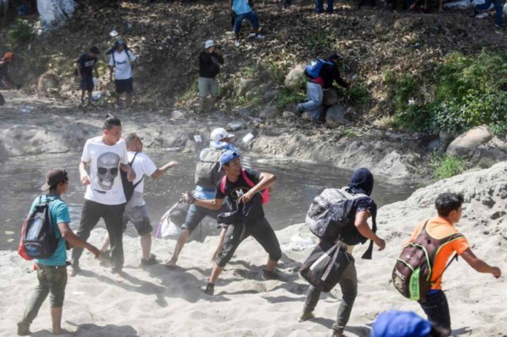 15 fotos impactantes de la caravana migrante recibida con gas lacrimógeno