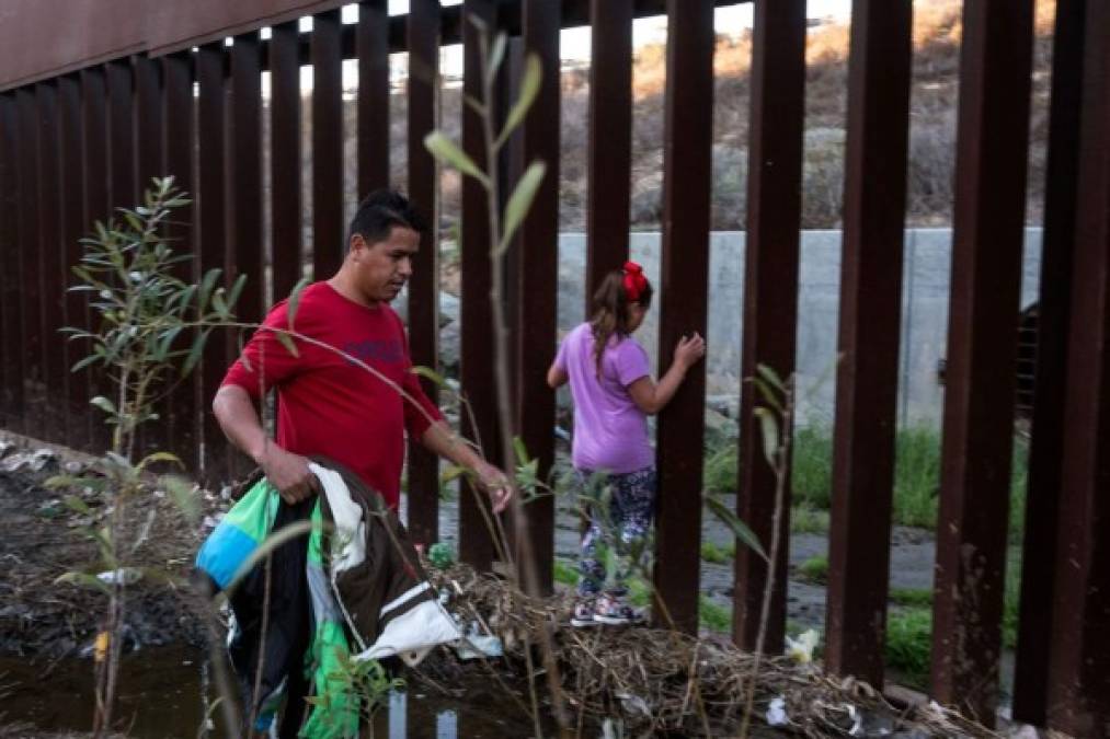 De día o de noche, los migrantes se las ingenian para cruzar el muro fronterizo en EEUU