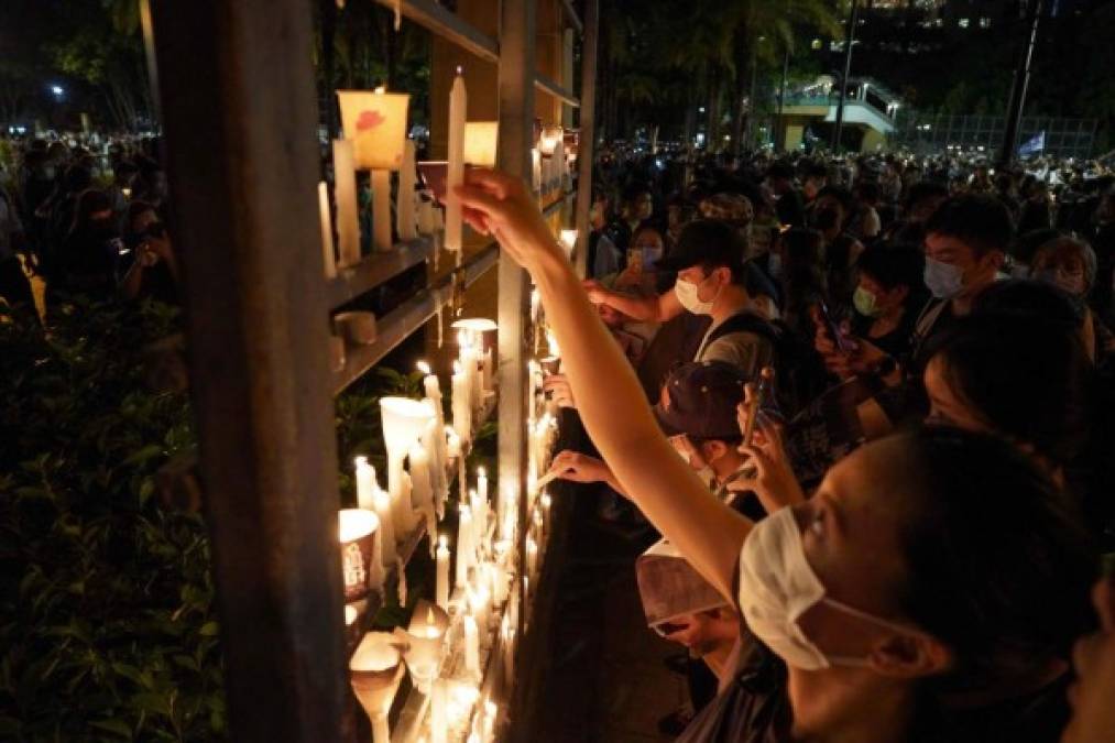 Con velas y en silencio, Hong Kong sale a las calles para recordar la masacre de Tiananmen  