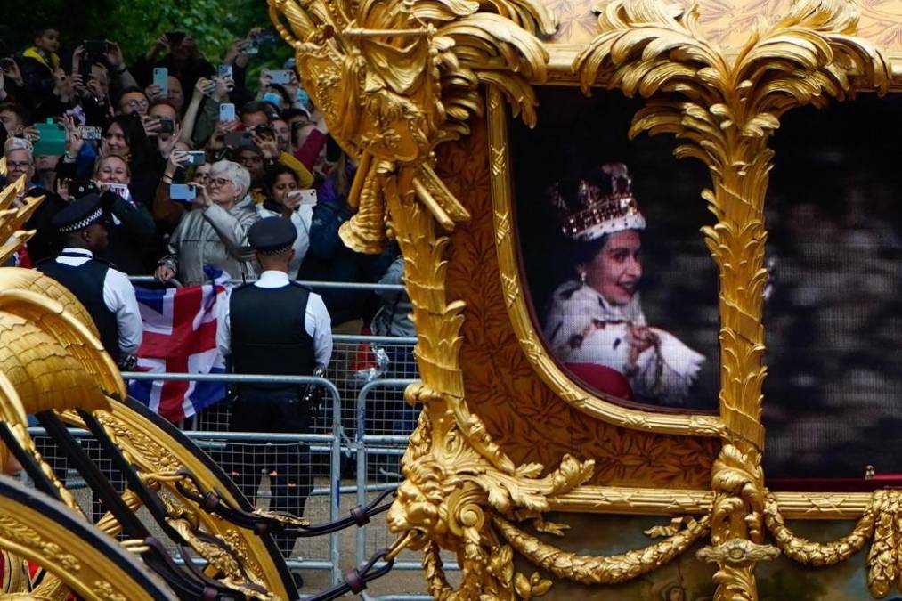 Un icónico carruaje, conciertos de lujo, derroche y multitud: el Jubileo de Platino de Isabel II