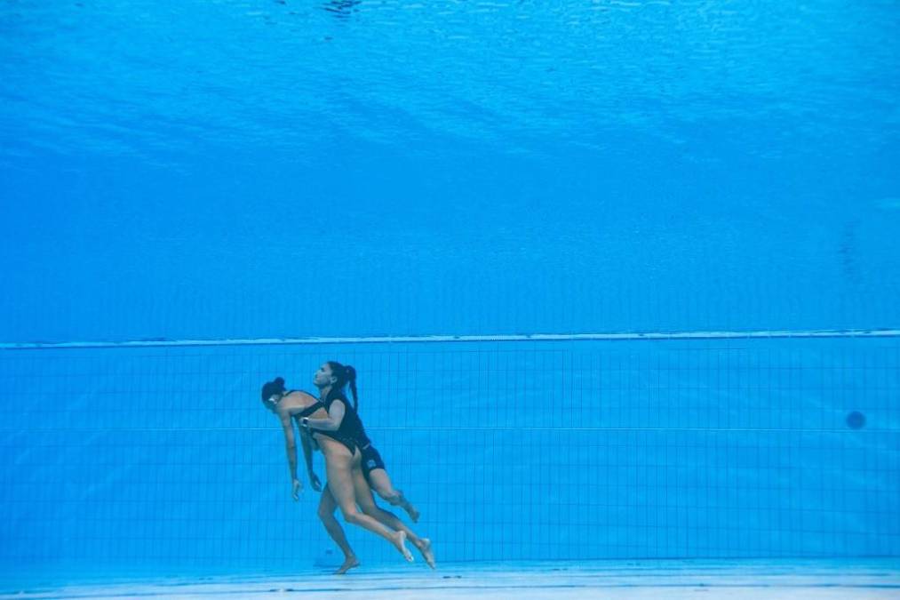 La heroica acción de una entrenadora para salvar a nadadora que se desmayó en pleno Mundial de Natación (Fotos)