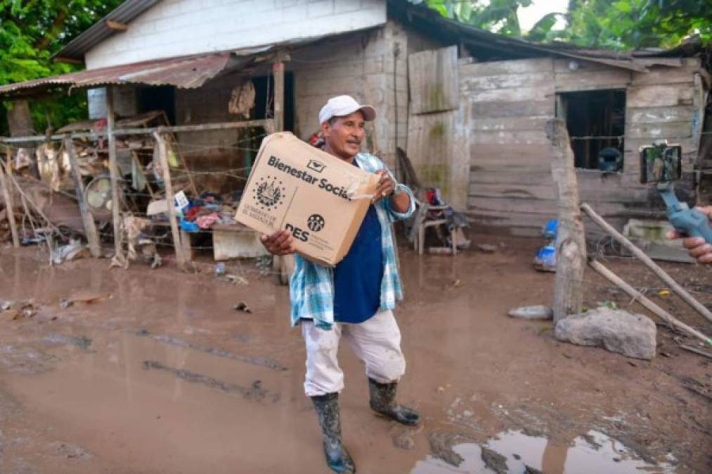 Con alegría y gratitud: hondureños afectados por Eta reciben alimentos de El Salvador (FOTOS)