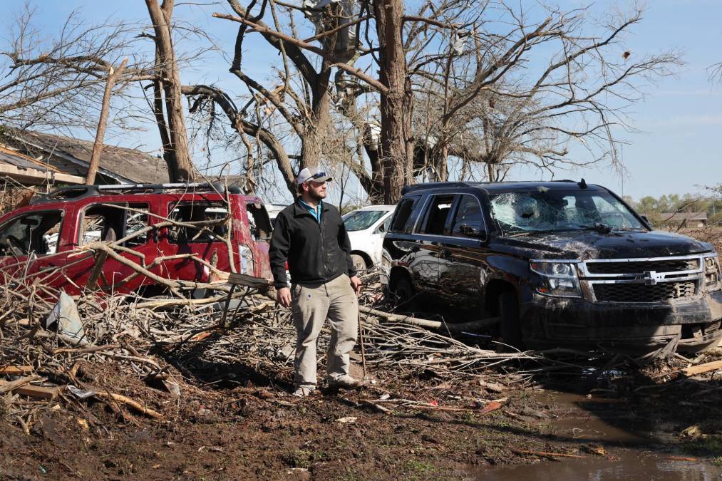 En Misisipi hay “zona de guerra” tras el paso de un mortal tornado