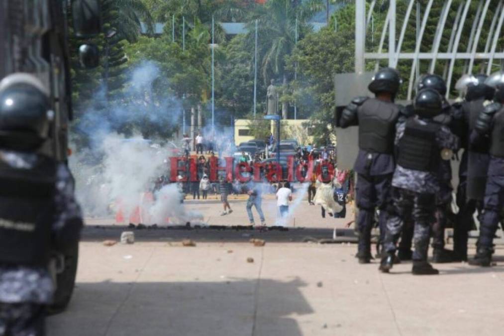 Las imágenes que no viste de la batalla entre el MEU y policías en la UNAH