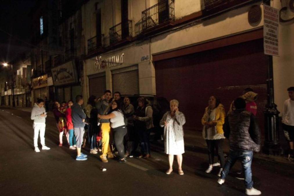 FOTOS: Tras fuerte temblor en México, las familias se abrazan nerviosas en las calles