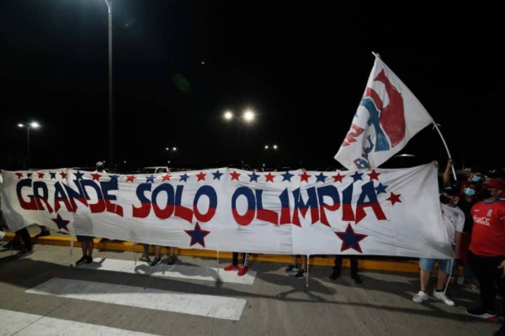 Locura desató Olimpia al arribar al aeropuerto Ramón Villeda Morales  