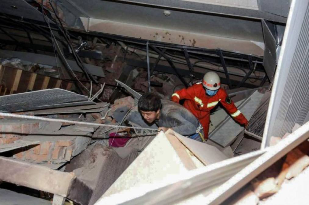 FOTOS: Ardua búsqueda de sobrevivientes de hotel colapsado en China