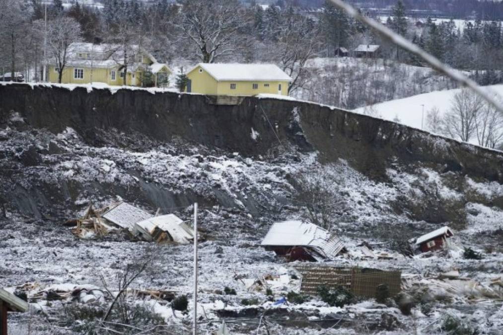 Luto, devastación e incertidumbre: El escenario tras mortífera avalancha en Noruega (FOTOS)