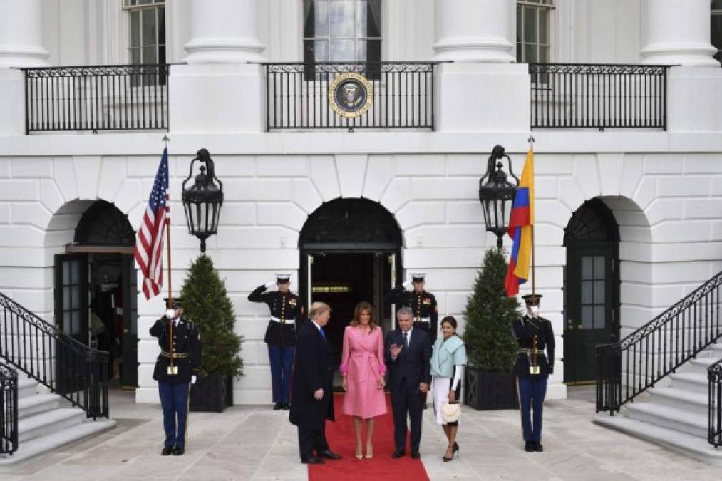 FOTOS: Melania Trump reaparece con un colorido abrigo tras varios días fuera de la vista pública