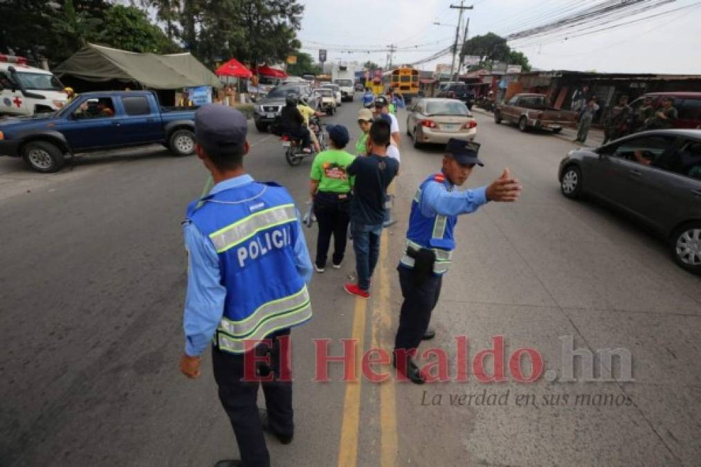 Entregan mini kits de verano en las diferentes salidas de la capital de Honduras