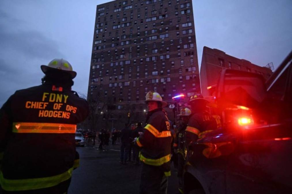 Luto y cenizas: las imágenes tras el incendio más mortífero en 30 años en Nueva York