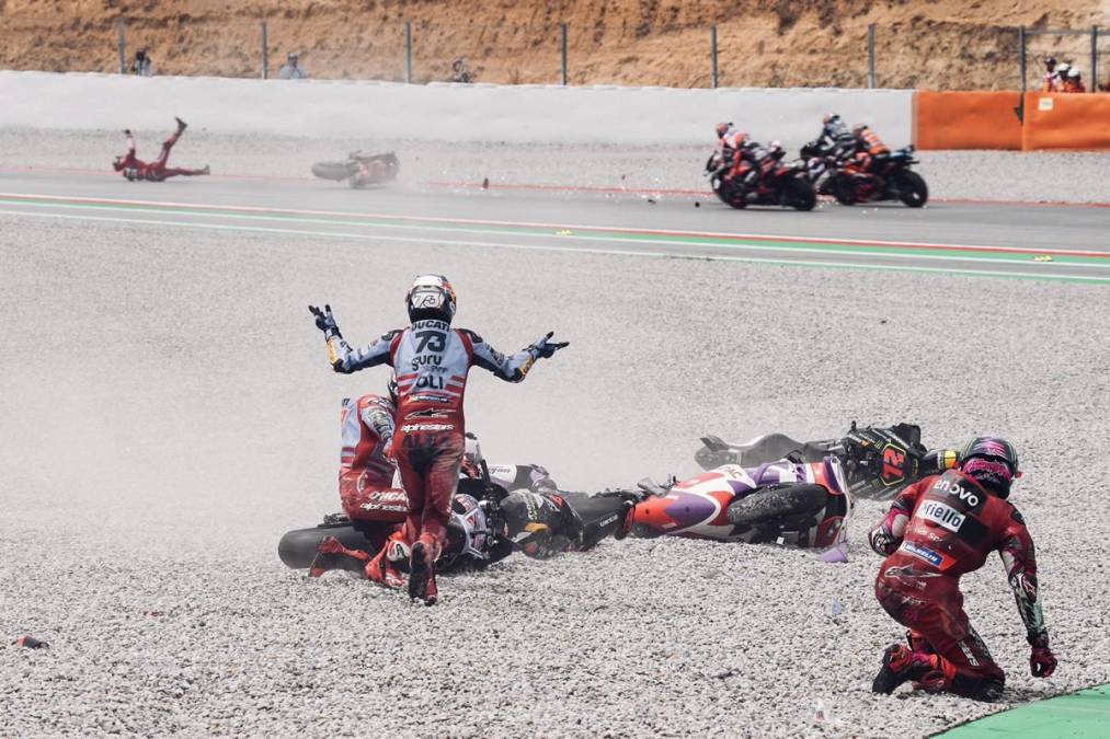 Salió volando de la moto y fue atropellado: las impactantes imágenes de Pecco Bagnai tras escalofriante caída