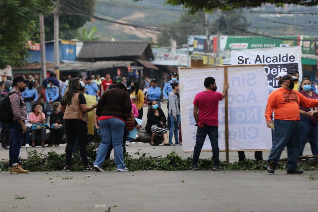 Toma de carretera al sur de la capital provoca caos vehicular