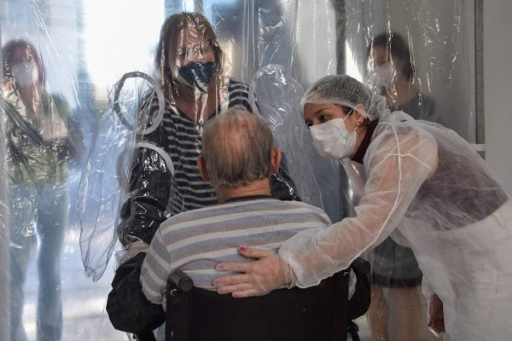 FOTOS: El ingenioso invento para que abuelitos reciban amor en la pandemia