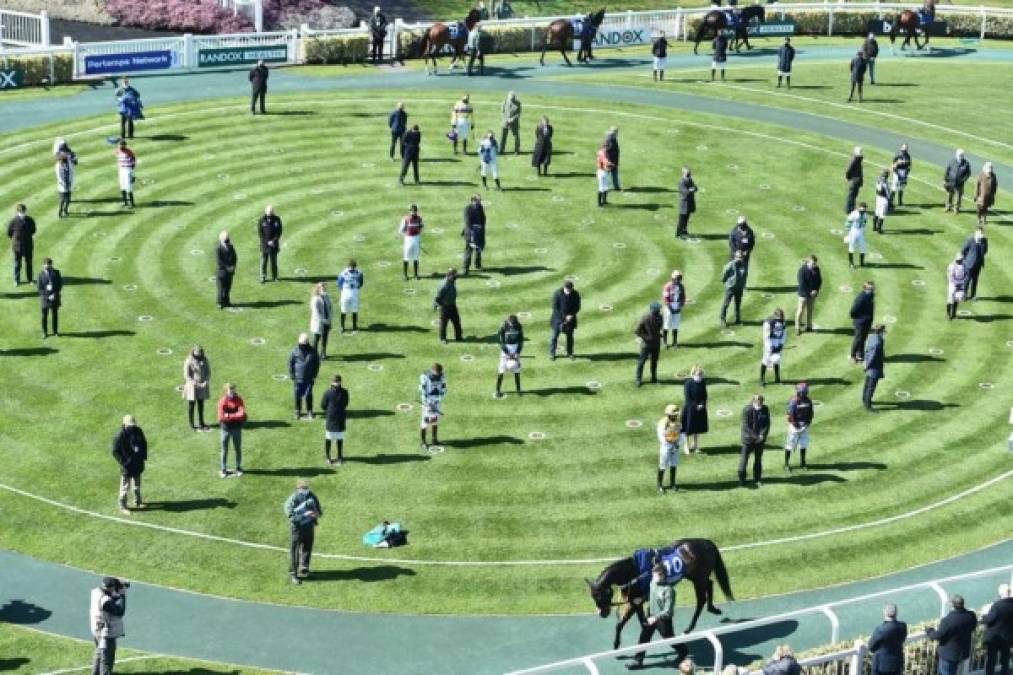 Sentido homenaje y tributos al príncipe Felipe en Reino Unido (FOTOS)