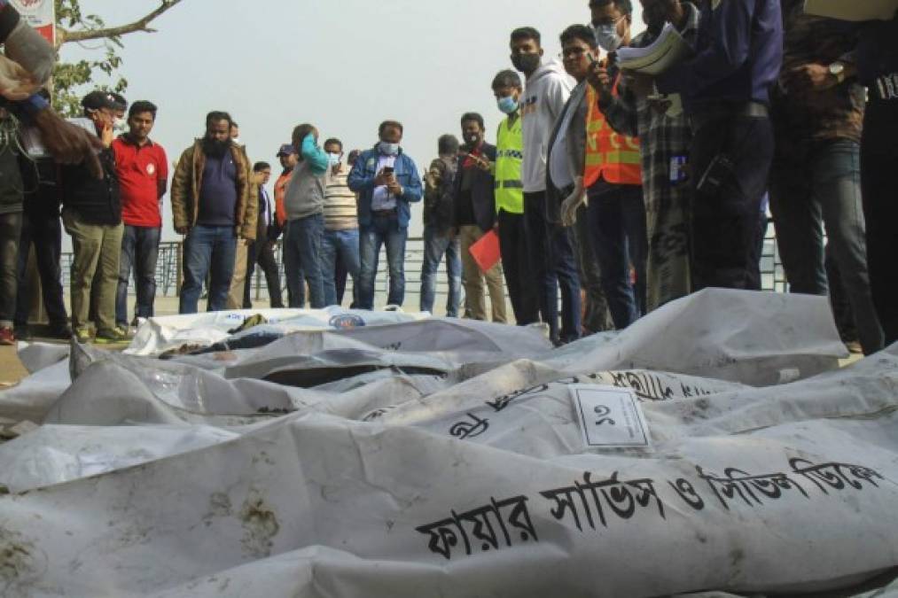 Las dolorosas imágenes tras el incendio que deja al menos 37 muertos en un ferry en Bangladés