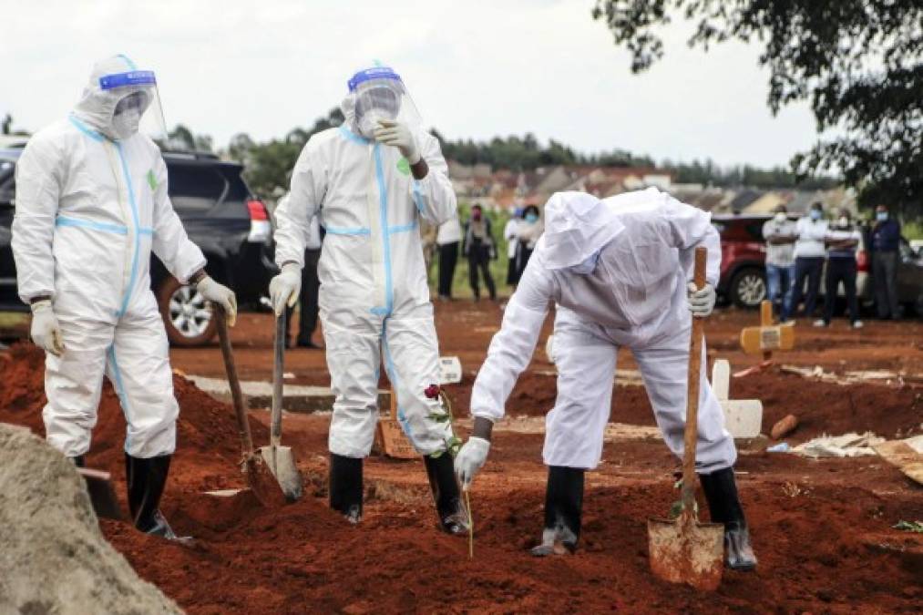 FOTOS: Cementerios saturados ante miles de muertos por coronavirus